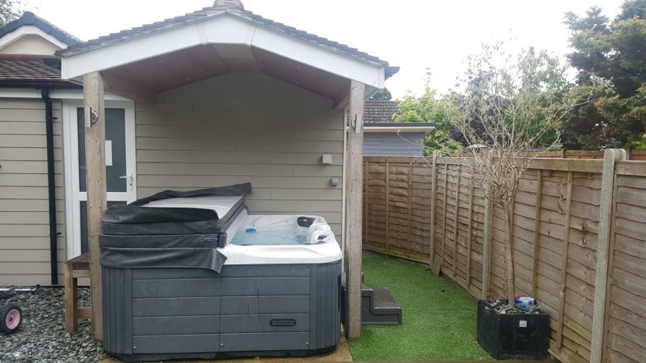 Four Corners Holiday Home Hot Tub & Sauna Ferndown Εξωτερικό φωτογραφία